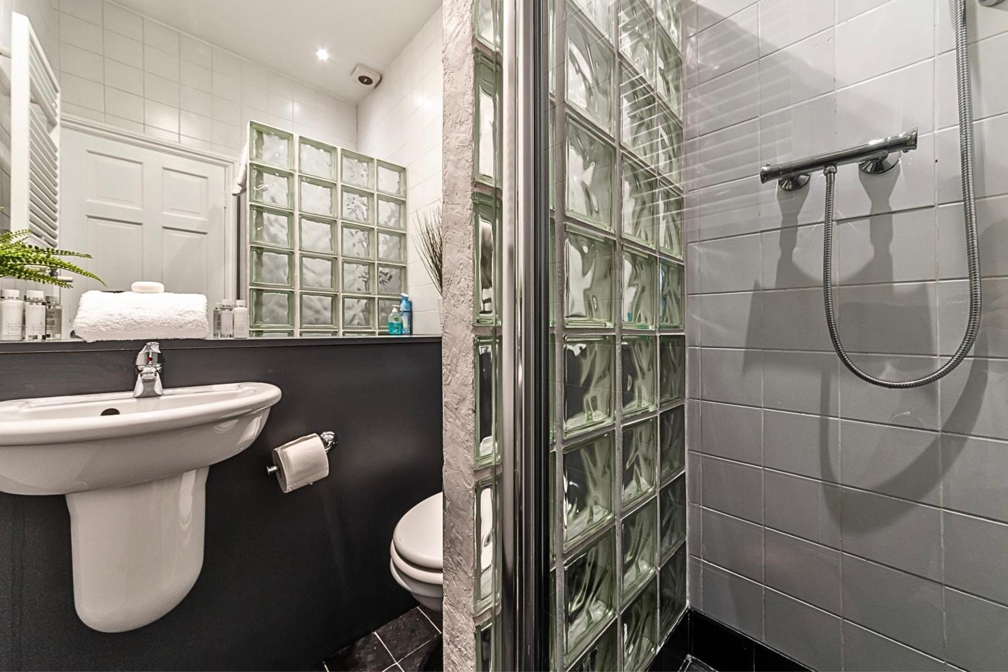 The Secret Kensington Garden Mews-2 Bedroom Full House-2 Train Lines- Spacious-Kings Road- Harrods -Chelsea Stadium-Private Small Patio London Bagian luar foto