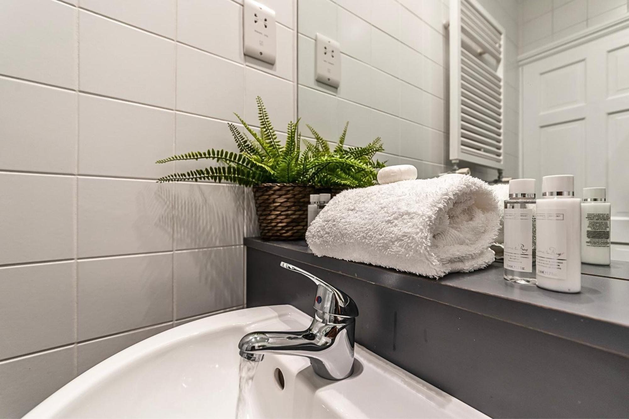 The Secret Kensington Garden Mews-2 Bedroom Full House-2 Train Lines- Spacious-Kings Road- Harrods -Chelsea Stadium-Private Small Patio London Bagian luar foto