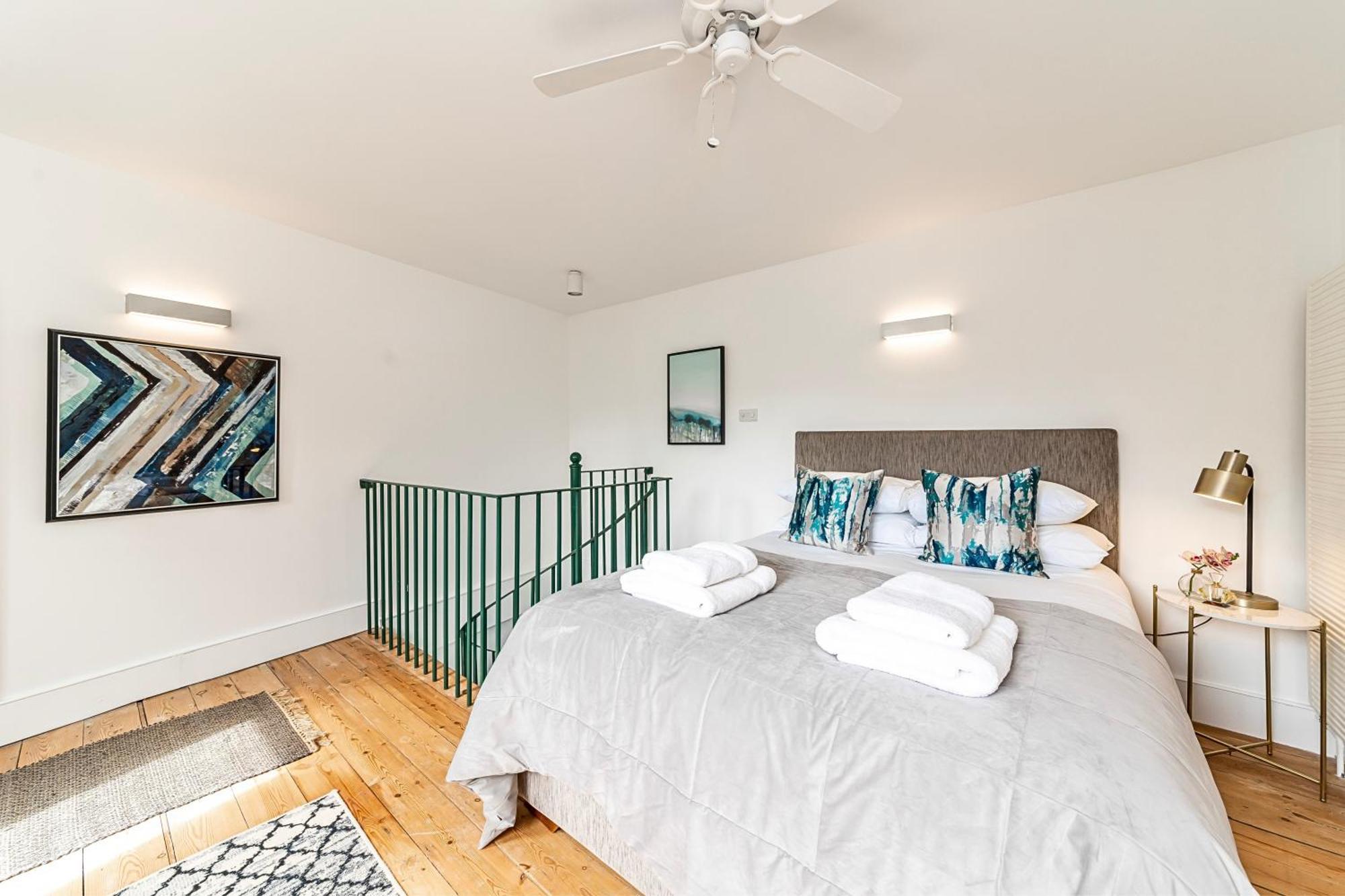 The Secret Kensington Garden Mews-2 Bedroom Full House-2 Train Lines- Spacious-Kings Road- Harrods -Chelsea Stadium-Private Small Patio London Bagian luar foto