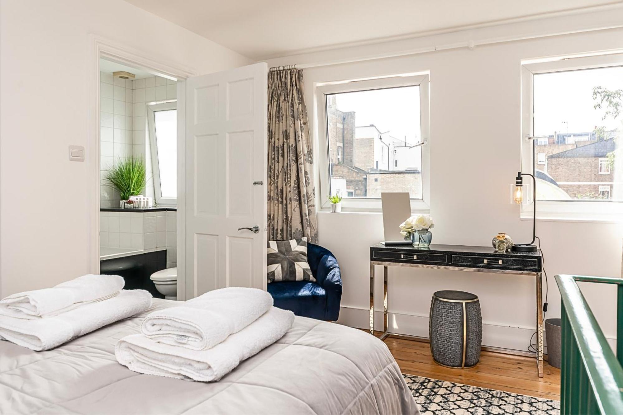 The Secret Kensington Garden Mews-2 Bedroom Full House-2 Train Lines- Spacious-Kings Road- Harrods -Chelsea Stadium-Private Small Patio London Bagian luar foto