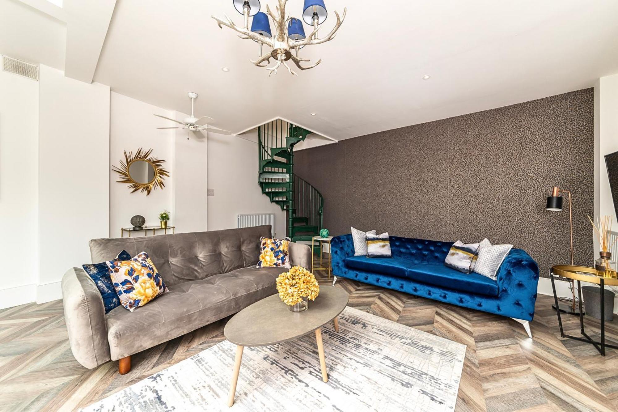 The Secret Kensington Garden Mews-2 Bedroom Full House-2 Train Lines- Spacious-Kings Road- Harrods -Chelsea Stadium-Private Small Patio London Bagian luar foto