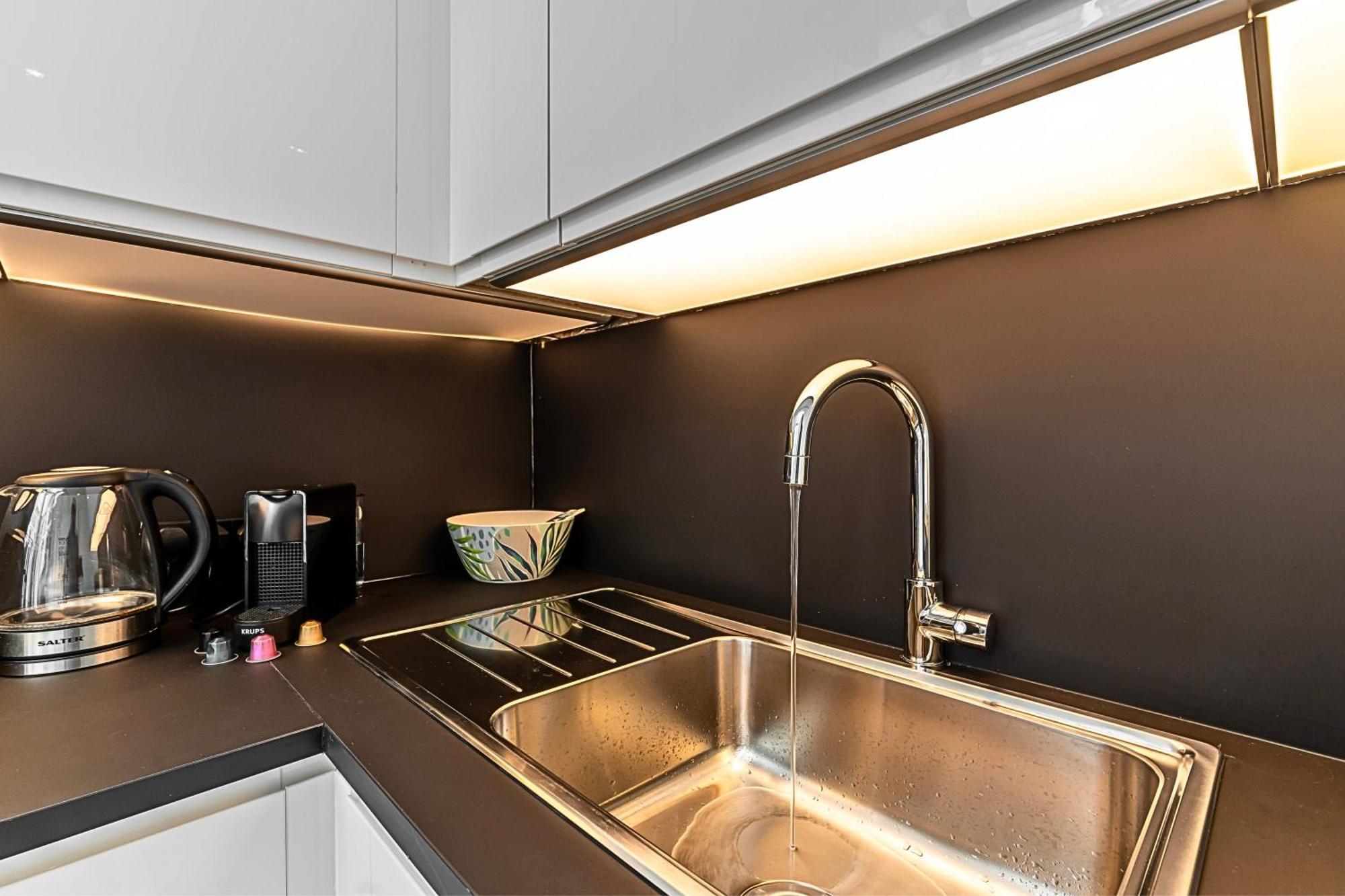 The Secret Kensington Garden Mews-2 Bedroom Full House-2 Train Lines- Spacious-Kings Road- Harrods -Chelsea Stadium-Private Small Patio London Bagian luar foto