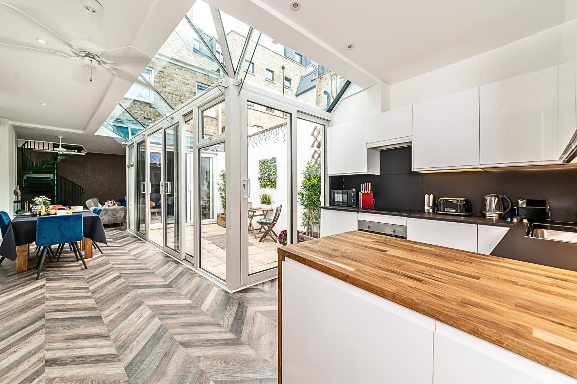 The Secret Kensington Garden Mews-2 Bedroom Full House-2 Train Lines- Spacious-Kings Road- Harrods -Chelsea Stadium-Private Small Patio London Bagian luar foto