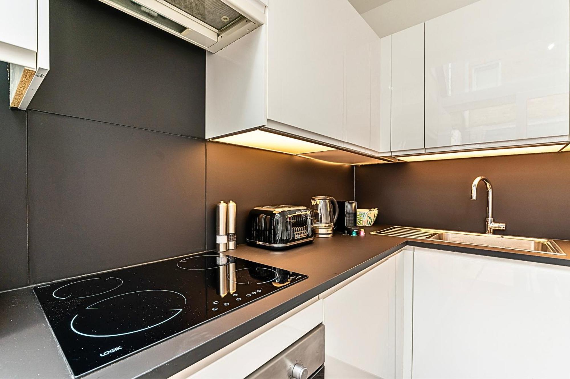 The Secret Kensington Garden Mews-2 Bedroom Full House-2 Train Lines- Spacious-Kings Road- Harrods -Chelsea Stadium-Private Small Patio London Bagian luar foto