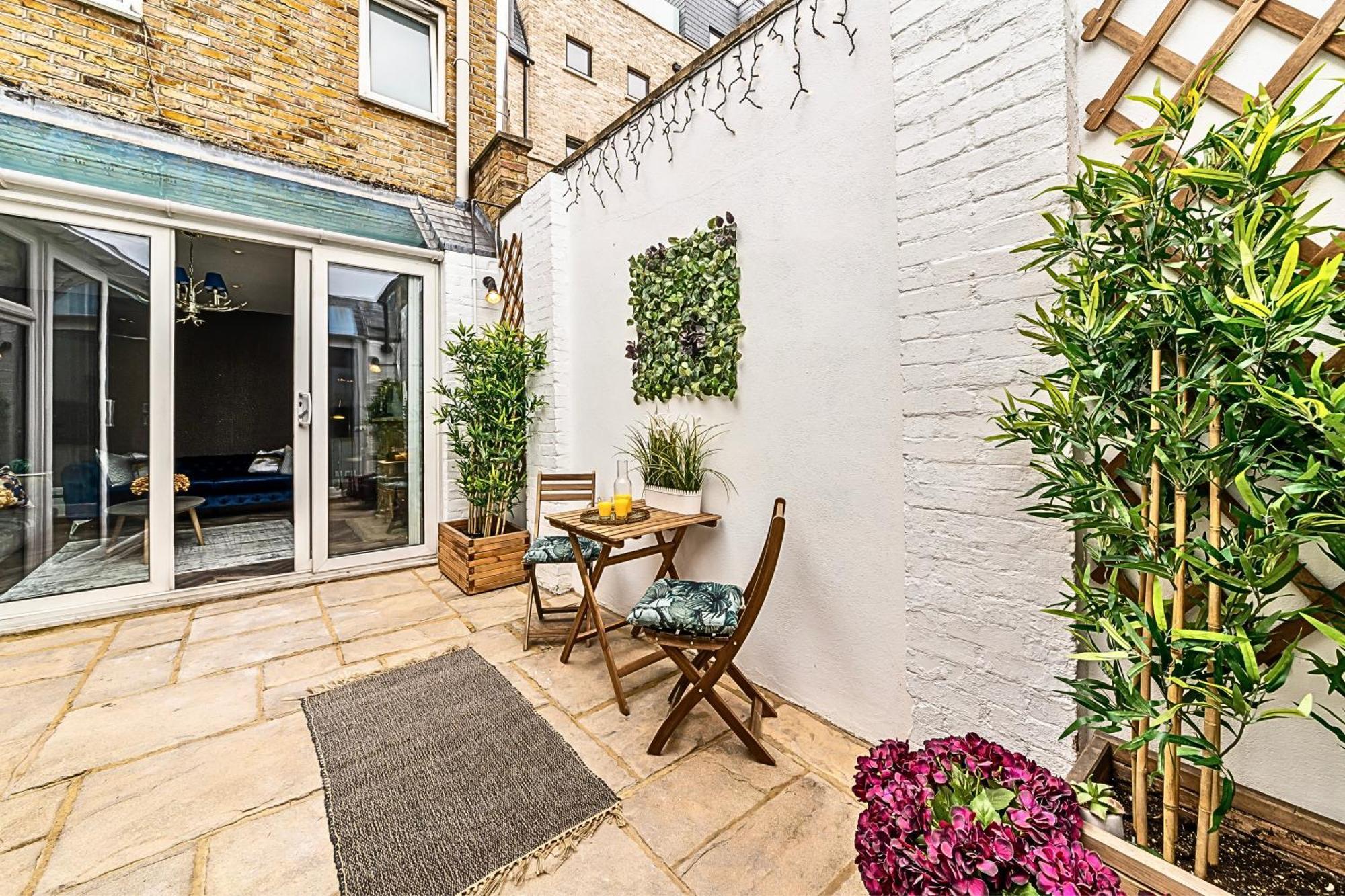 The Secret Kensington Garden Mews-2 Bedroom Full House-2 Train Lines- Spacious-Kings Road- Harrods -Chelsea Stadium-Private Small Patio London Bagian luar foto