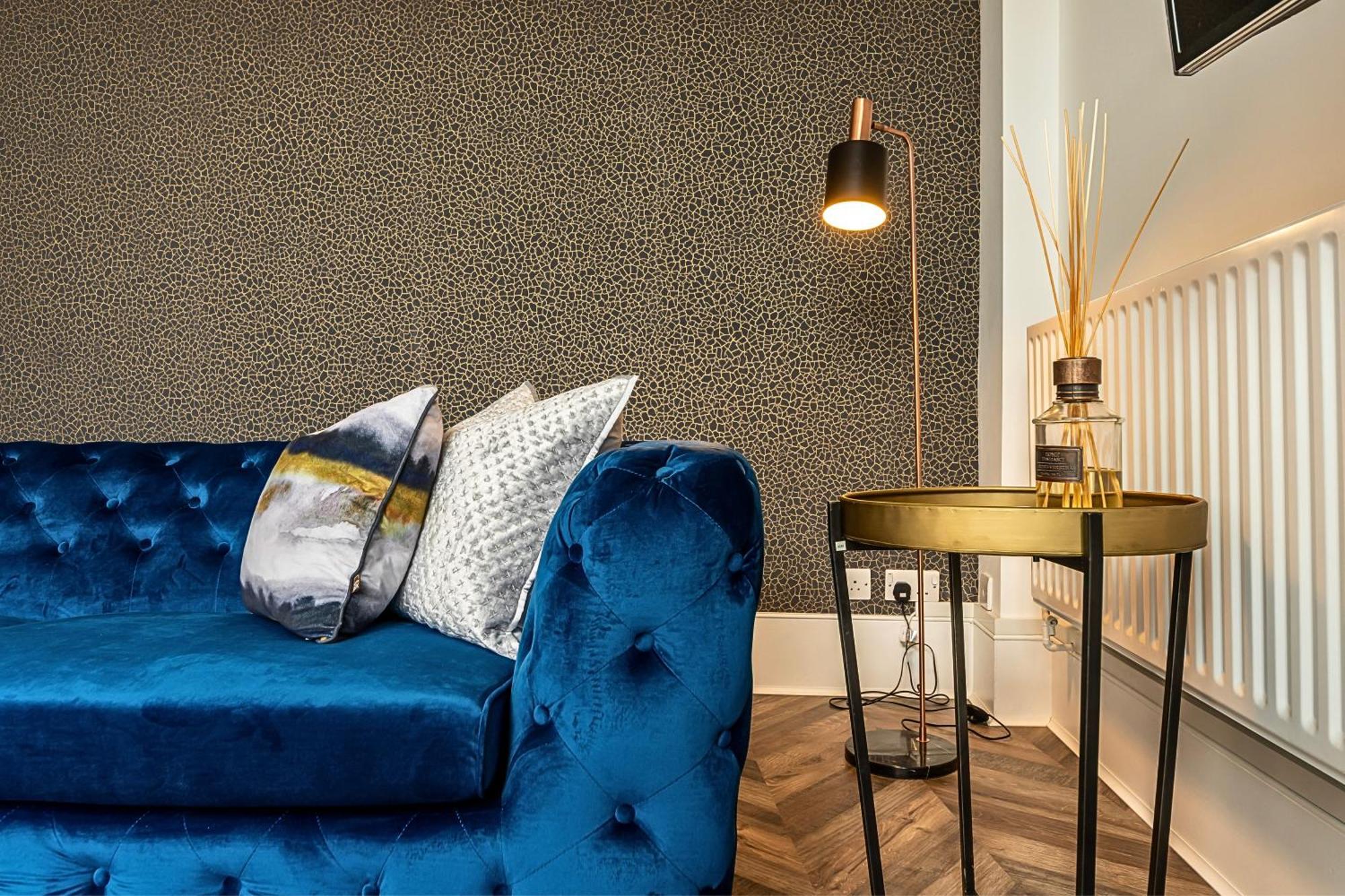 The Secret Kensington Garden Mews-2 Bedroom Full House-2 Train Lines- Spacious-Kings Road- Harrods -Chelsea Stadium-Private Small Patio London Bagian luar foto