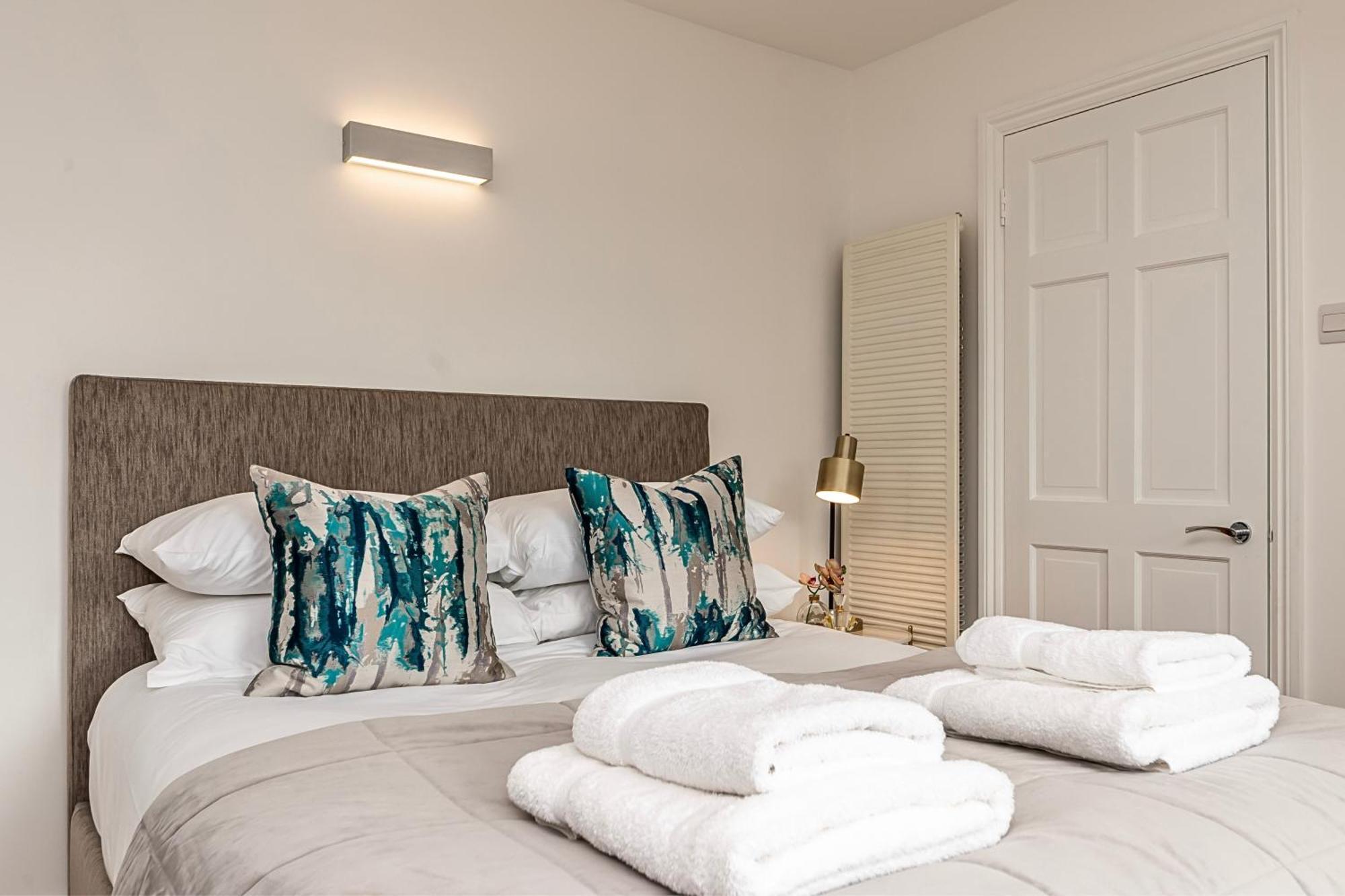 The Secret Kensington Garden Mews-2 Bedroom Full House-2 Train Lines- Spacious-Kings Road- Harrods -Chelsea Stadium-Private Small Patio London Bagian luar foto