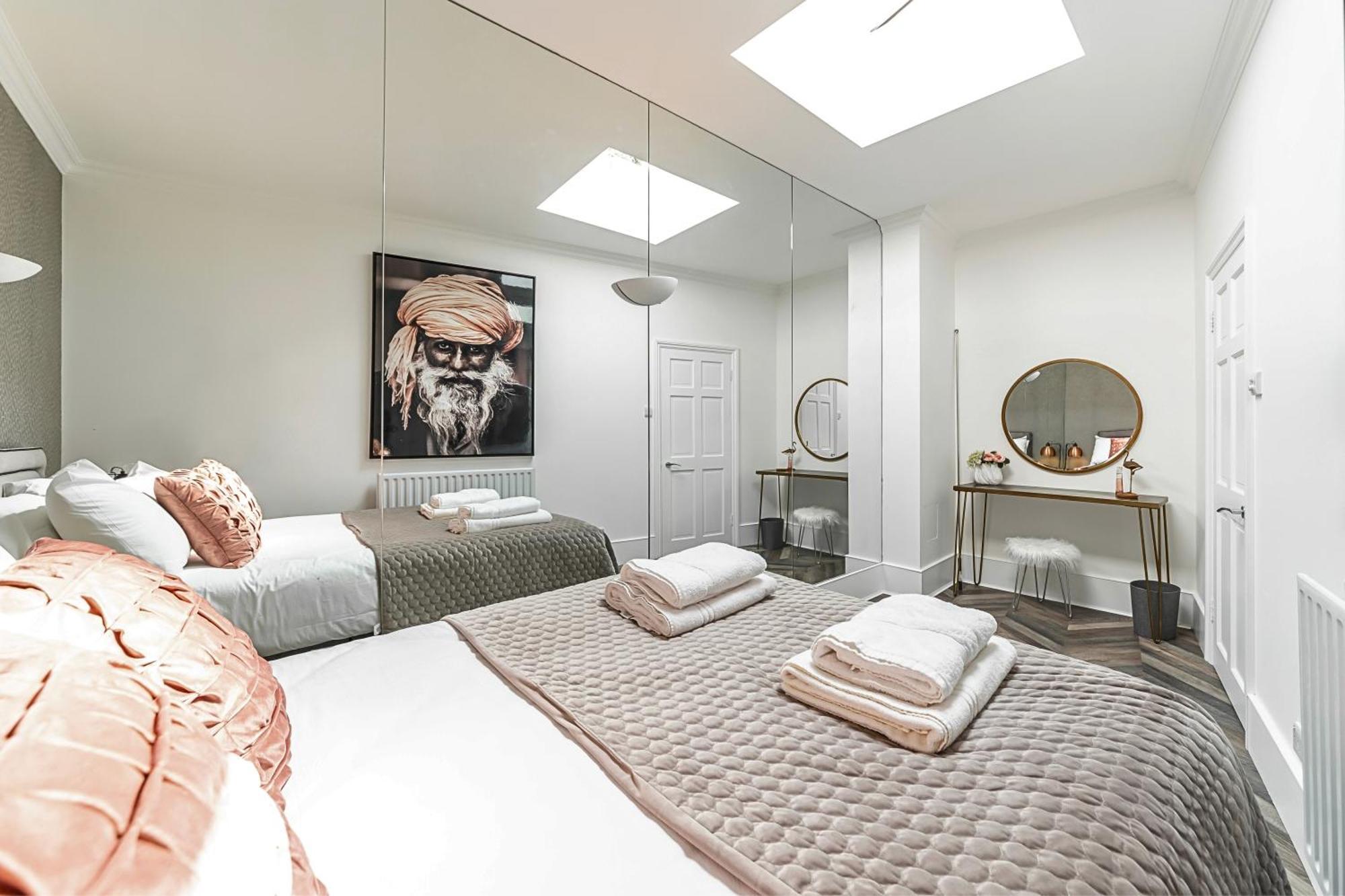 The Secret Kensington Garden Mews-2 Bedroom Full House-2 Train Lines- Spacious-Kings Road- Harrods -Chelsea Stadium-Private Small Patio London Bagian luar foto