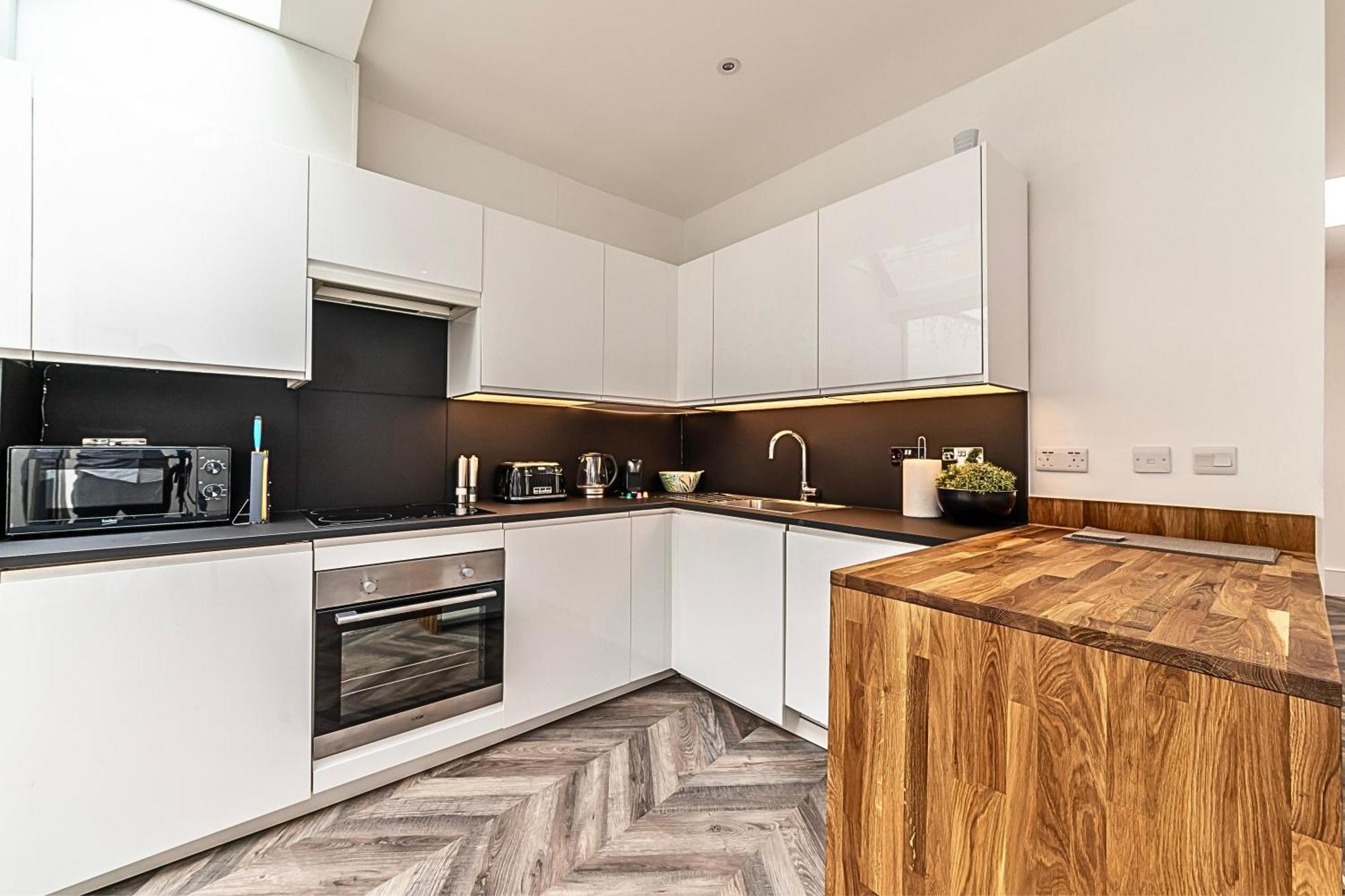 The Secret Kensington Garden Mews-2 Bedroom Full House-2 Train Lines- Spacious-Kings Road- Harrods -Chelsea Stadium-Private Small Patio London Bagian luar foto
