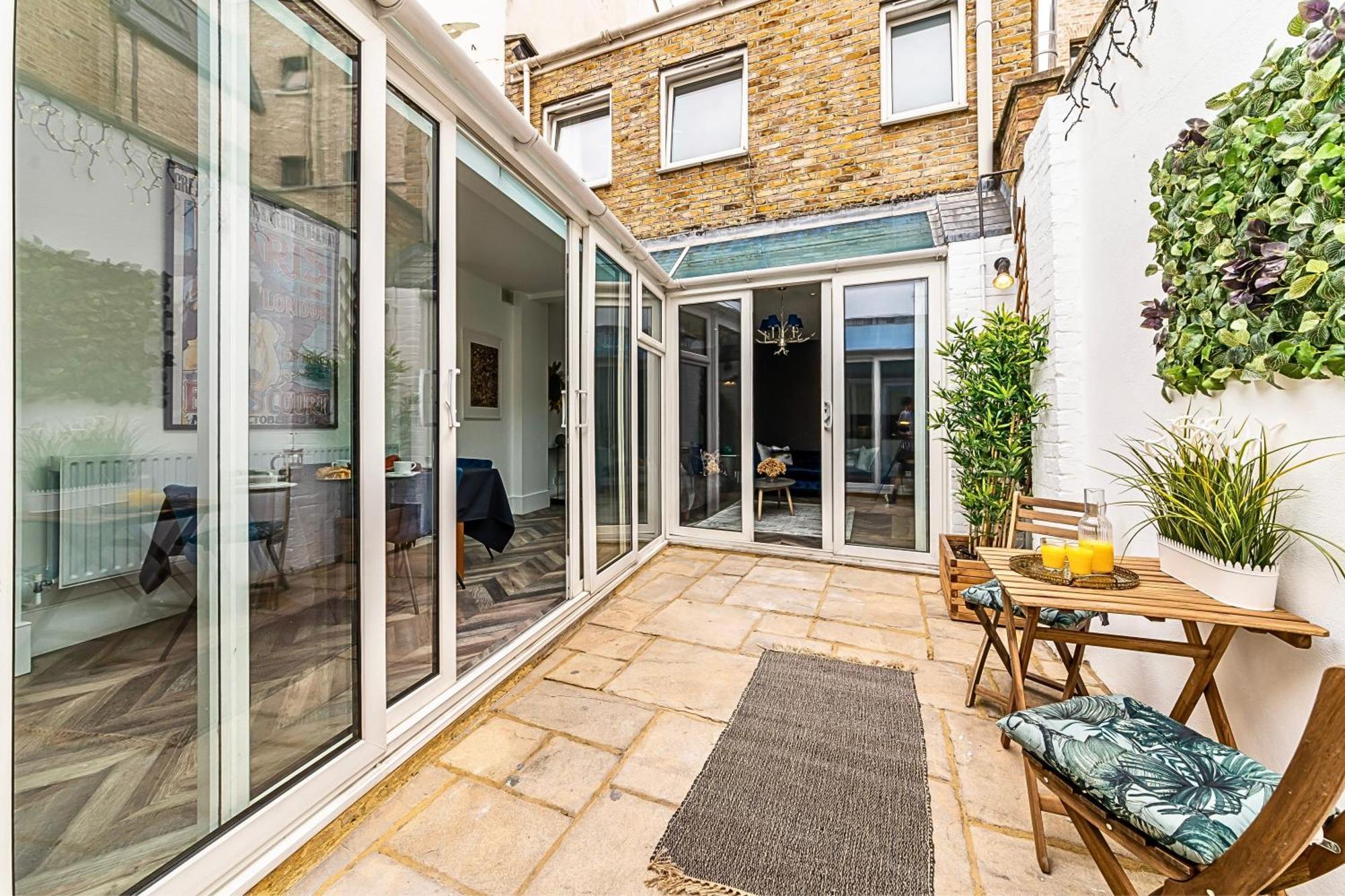 The Secret Kensington Garden Mews-2 Bedroom Full House-2 Train Lines- Spacious-Kings Road- Harrods -Chelsea Stadium-Private Small Patio London Bagian luar foto