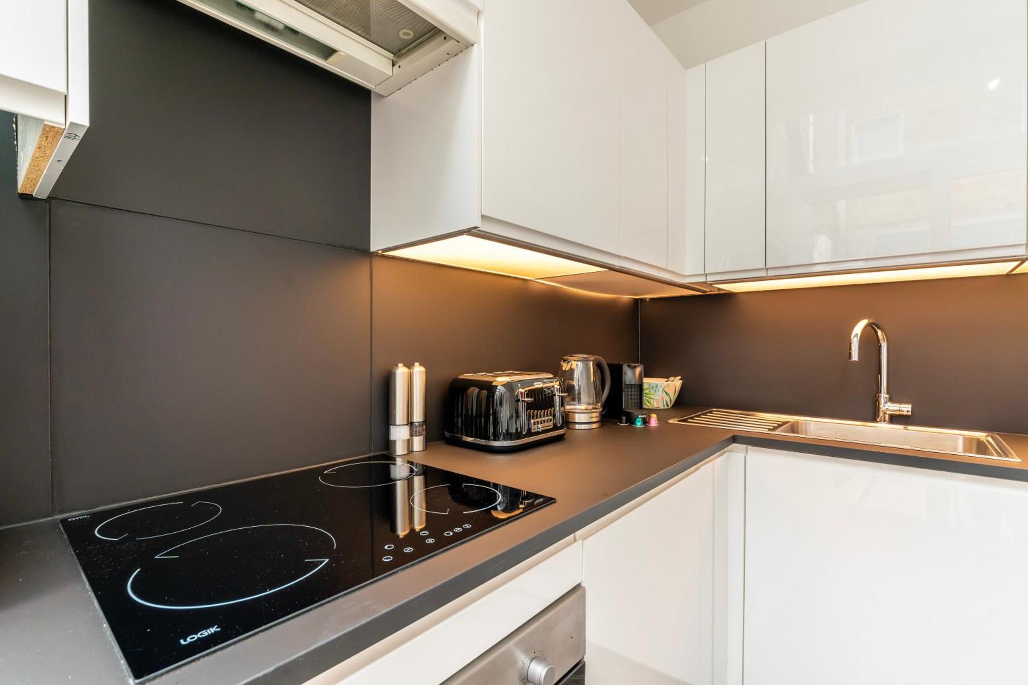 The Secret Kensington Garden Mews-2 Bedroom Full House-2 Train Lines- Spacious-Kings Road- Harrods -Chelsea Stadium-Private Small Patio London Bagian luar foto