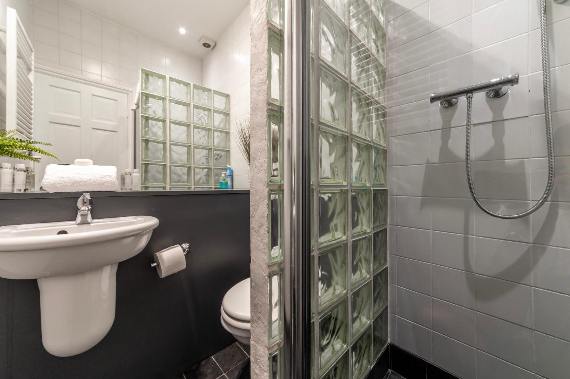 The Secret Kensington Garden Mews-2 Bedroom Full House-2 Train Lines- Spacious-Kings Road- Harrods -Chelsea Stadium-Private Small Patio London Bagian luar foto
