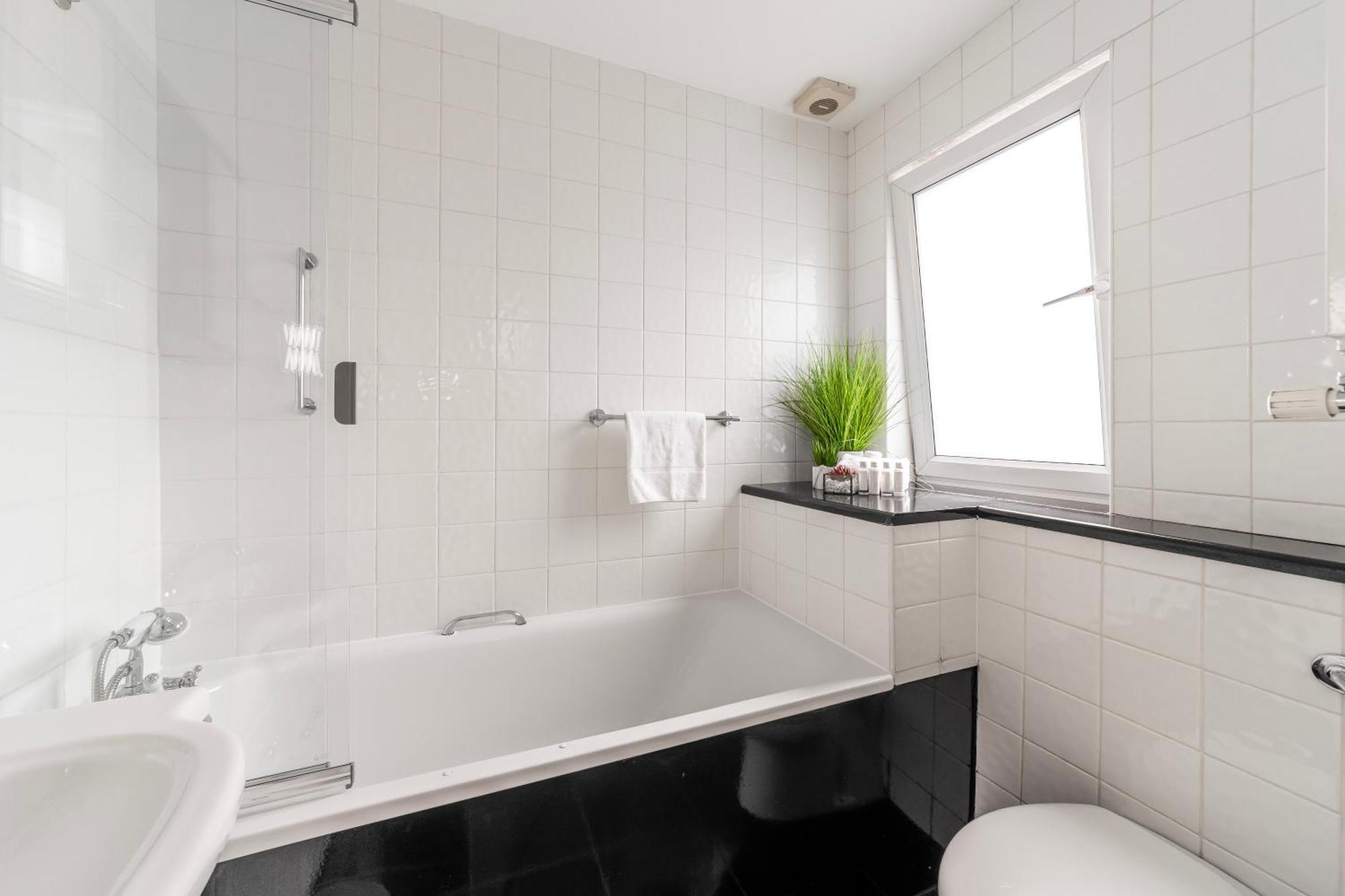 The Secret Kensington Garden Mews-2 Bedroom Full House-2 Train Lines- Spacious-Kings Road- Harrods -Chelsea Stadium-Private Small Patio London Bagian luar foto