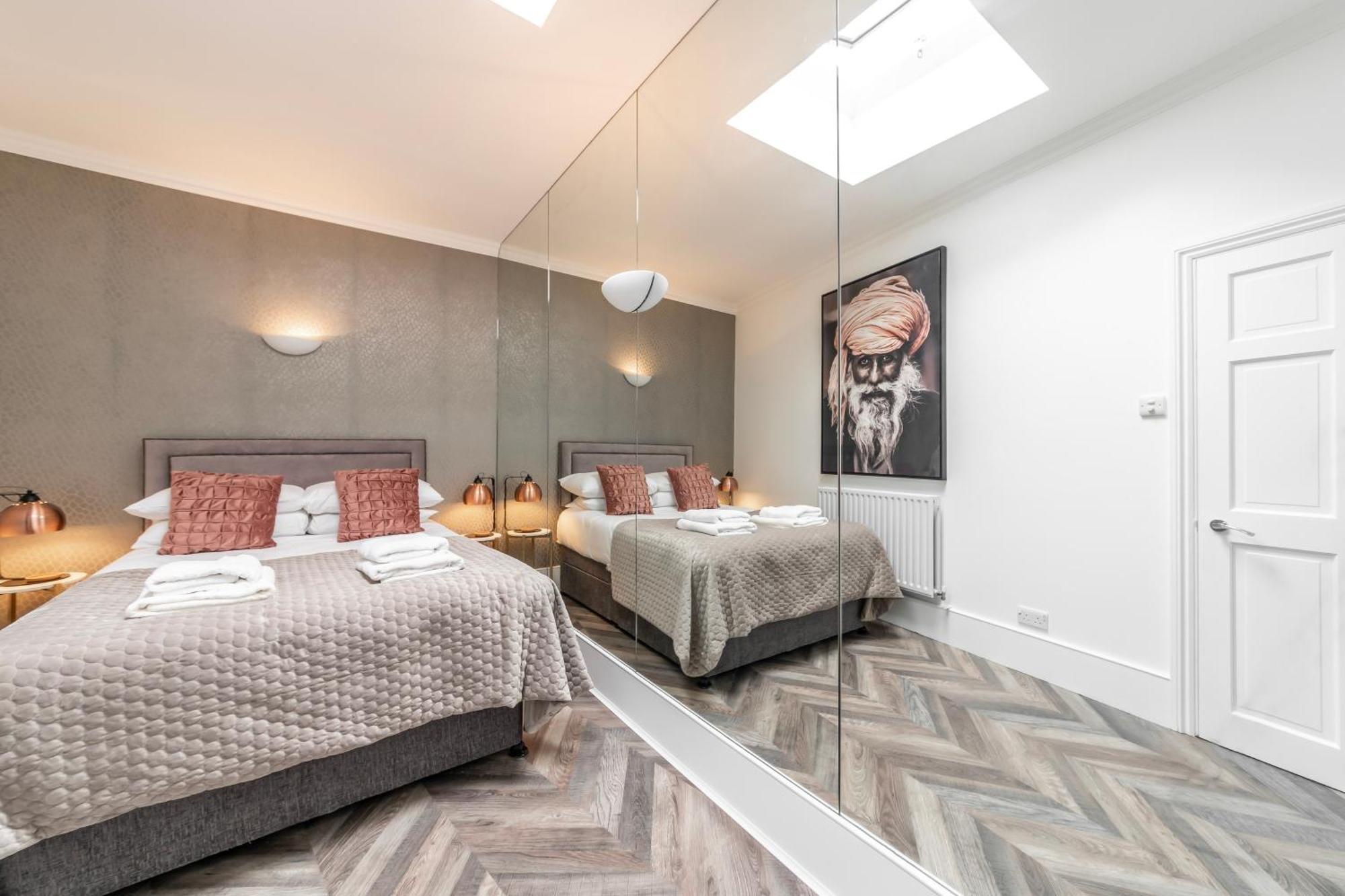 The Secret Kensington Garden Mews-2 Bedroom Full House-2 Train Lines- Spacious-Kings Road- Harrods -Chelsea Stadium-Private Small Patio London Bagian luar foto